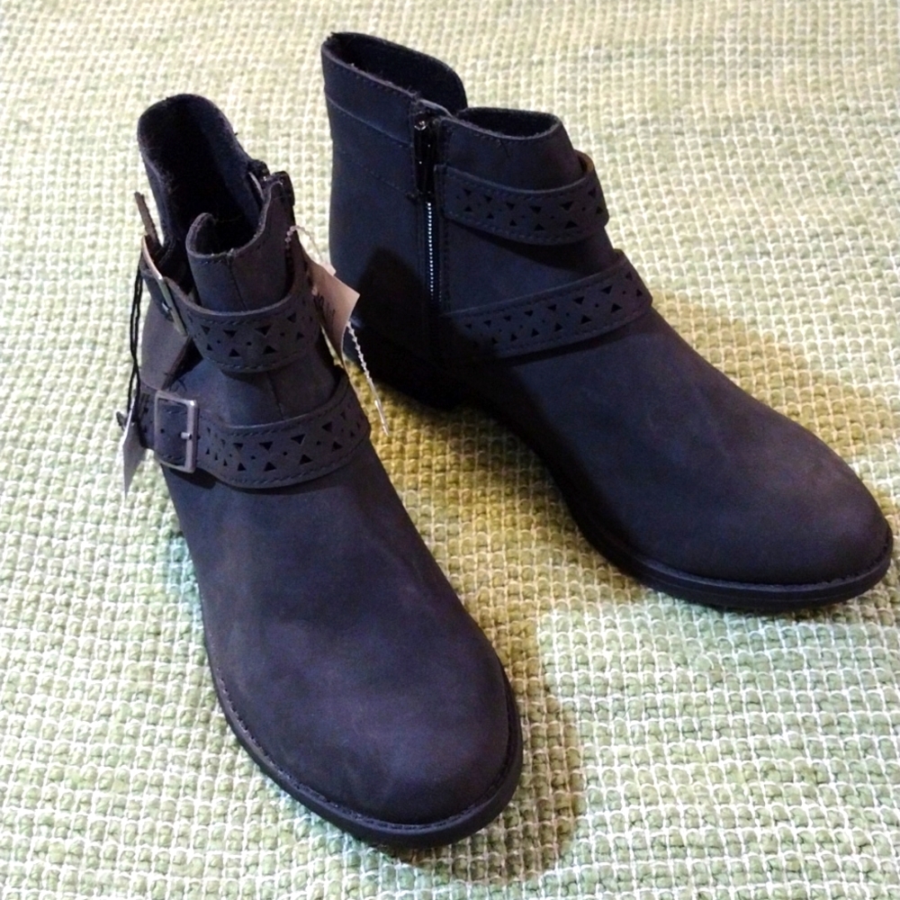 American Eagle black ankle boot size 8